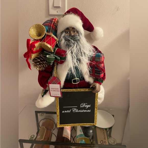 Santa claus with sing to count down to Christmas - Picture 1 of 5